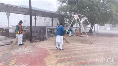 टीकमगढ़: पपौरा जी मंदिर में केंद्रीय मंत्री डॉ वीरेंद्र कुमार ने झाड़ू लगाकर की स्वच्छता सेवा अधिकारी रहे मौजूद