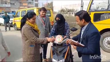 मुज़फ्फरनगर: महिला कल्याण विभाग के द्वारा नगर क्षेत्र में 'बेटी बचाओ बेटी पढ़ाओ' योजना के तहत जागरूकता हेतु वाहनों पर लगाए गए स्टिकर