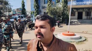 लोहरदगा: SP लोहरदगा ने उपायुक्त व जिला प्रशासन के जवानों के साथ शहर में फ्लैग मार्च निकालकर की शांति बनाए रखने की अपील