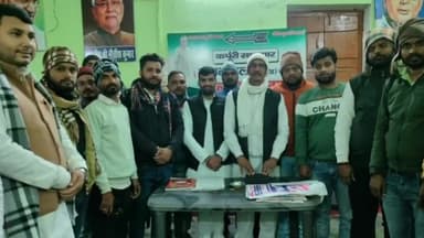 सासाराम: सासाराम के जदयू कार्यालय में जदयू कार्यकर्ताओं ने किया बैठक, जदयू के जिला अध्यक्ष अजय कुशवाहा भी रहे मौजूद।