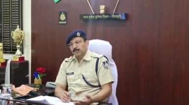 शिवपुरी नगर: गोरखपुर में चल रही राम कथा में धीरेंद्र कृष्ण शास्त्री ने शिवपुरी SP का नाम अंकित कर मंच से गाया गीत, वीडियो वायरल