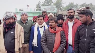 बरौली: सराड गांव में आगजनी की घटना के पीड़ित परिवारों को चिकित्सक सुनील कुमार रंजन ने कंबल सहित अन्य सामान का किया वितरण