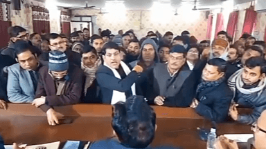 मोहनलालगंज: मुकदमा दर्ज होने से नाराज अधिवक्ता हुए एसीपी के विरोध में, तहसील मोहनलालगंज में किया हंगामा