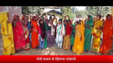 रॉबर्ट्सगंज: कांग्रेस नेता ऊषा चौबे के नेतृत्व में रॉबर्ट्सगंज में मोदी सरकार के ख़िलाफ़ की गई नारेबाज़ी