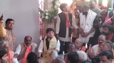 शिवपुरी नगर: केंद्रीय उड्डयन मंत्री पहुंचे शिवपुरी, माधव चौक पर हनुमान मंदिर में बैठकर अयोध्या प्राण प्रतिष्ठा का देखा लाइव कार्यक्रम