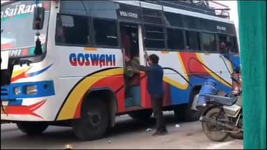 देवेंद्रनगर: देवेंद्रनगर से सलेहा जा रही यात्री बस में कंडक्टर ने महिला से की अभद्रता बस से उतारा बच्चो को लेकर भटकती रही महिला।