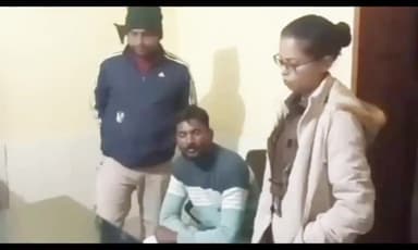 निरसा/चिरकुंडा: निरसा थाना क्षेत्र के अंतर्गत अंसार  मोहल्ले में दो समुदायों के बीच पत्थरबाजी पुलिस दलबल के साथ पहुंची