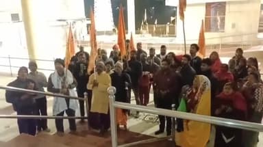 मंदसौर: अयोध्या में श्रीराम की प्राण-प्रतिष्ठा के मद्देनज़र चंद्रपुरा के वार्ड 26 में क्षेत्रवासियों ने निकाली प्रभात फेरी