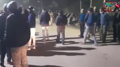 चिरकुंडा नेहरू रोड़ सीता टावर के समाने ट्रक और बाइक में जोरदार टक्कर हो गया।अमन प्रसाद गंभीर रूप से घायल