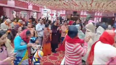 मुरादाबाद: रिजर्व पुलिस लाइन हनुमान मंदिर में पूजा पाठ का आयोजन एसएसपी हेमराज मीणा सहित पुलिस के आला अधिकारी कर रहे है पूजा पाठ