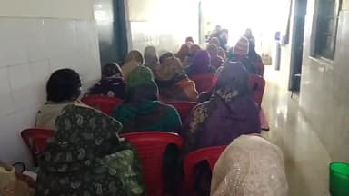 बिहार: सदर अस्पताल के जिला मलेरिया कार्यालय में कालाजार और मलेरिया के बारे में आशा कुर्मी को दी जा रही ट्रेनिंग।