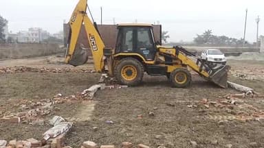 शाहजहांपुर: चौक कोतवाली क्षेत्र के पोस्टमार्टम हाउस के पास बगैर ले आउट पास कराई जा रही अवैध प्लाटिंग पर चला प्रशासन का बुलडोजर