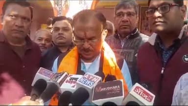 अजमेर: राज राजेश्वर मंदिर खाईलेंड मार्किट में विधानसभा अध्यक्ष वासुदेव देवनानी और कार्यकर्ताओं ने चलाया सफाई अभियान