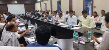 कांकेर: जिला कार्यालय के सभा कक्ष में कलेक्टर ने समय सीमा की साप्ताहिक बैठक में दिए अधिकारियों को निर्देश