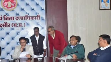 सीतामऊ: सुशासन भवन में जनसुनवाई में अपर कलेक्टर ने आए लोगों की सुनी समस्या समाधान करने के दिए निर्देश