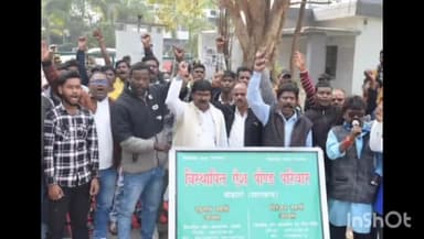 चास: विस्थापित ऐश पौंड परिवार ने किया 10 सूत्री मांगों को लेकर सेक्टर 4 स्थित नगर सेवा भवन का घेराव