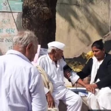 ગોંડલ: વાછરા ગામ ખાતે વિકસિત ભારત સંકલ્પ યાત્રાનો કાર્યક્રમ યોજાયો