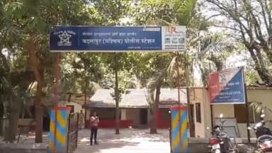 अंबरनाथ: बदलापूर पश्चिम दिपाली पार्क परिसरातील दुकानातून दागिने घेण्याच्या बहाण्याने २ महिलांनी ५१हजार ५६०रुपयांचे सोने केले चोरी