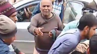 फूलपुुर: मैलहन बाजार में पैदल दवा लेने जा रहे व्यक्ति को अनियंत्रित ट्रक ने मारी टक्कर, गंभीर रूप से हुआ घायल