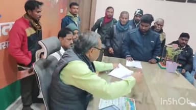 चास: सोनाबाद गांव के ग्रामीण पहुंचे बोकारो विधायक के आवास, मुखिया एवं मुखिया पति पर लगाया घर तोड़ने का आरोप