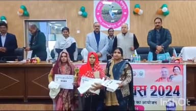 मैनपुरी: कलेक्ट्रेट सभागार में साकार की योजनाओं से BJP विधायक की ओर से लाभार्थियों को किया गया लाभान्वित