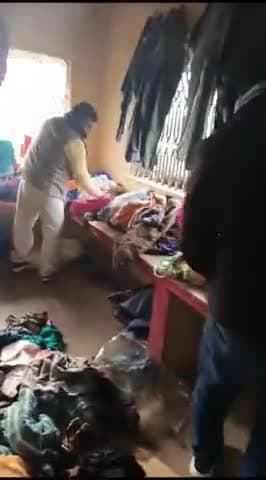 बाबा झुमराज स्थान मंदिर के पास इंसानियत की दीवार महीने भर संचालित द्वारा प्रबोध जन सेवा संस्थान।जो बचे  पुराने कपड़े यहां जमा दें जिन्हे जरूरत हो यहां से ले जाएं