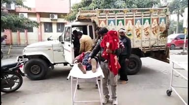 इटावा: पिलखर नेशनल हाईवे पर तेज रफ्तार पिकअप ने बाईक सवार दंपत्ति को मारी टक्कर,हादसे में पति पत्नी समेत 3 लोग घायल, इलाज जारी