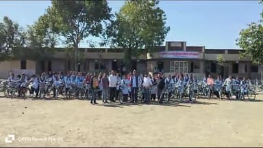 उन्हेल नागेश्वर राजकीय उच्च माध्यमिक विद्यालय में कक्षा 9 की छात्राओं को साइकिल वितरण की