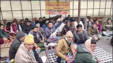 चरखी दादरी: चरखी दादरी लघु सचिवालय परिसर में पटवारी एवं कानून को का धरना रहा जारी, सरकार के खिलाफ नारेबाजी कर जताया रोष