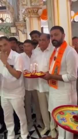 જેતપુર: સ્વામિનારાયણ ગાદીસ્થાન તીર્થધામ મંદિર ખાતે જેતપુર જામકંડોરણાના ધારાસભ્યએ મહા આરતી કરી