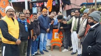 सासाराम: पूर्व मुख्यमंत्री कर्पूरी ठाकुर को भारत रत्न देने की घोषणा के बाद भाजपा कार्यकर्ताओं ने पोस्ट ऑफिस चौराहा पर बाटा मिठाई