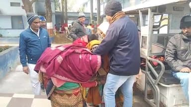 बिहार: खिदरचक गांव मेंआग तपने से एक महिला झुलसी, इलाज के लिए लाया गया सदर अस्पताल।