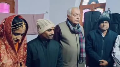 डुमरा: विश्वनाथपुर स्थित सामजसेवी रामजी राय के आवास पर पहुंचे बिहार विधान परिषद के सभापति देवेश चंद्र ठाकुर, दी शादी की बधाई