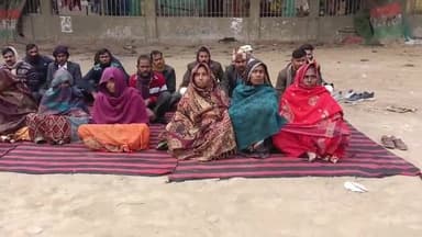 शाहजहांपुर: बेटी की बरामदगी की मांग को लेकर निगोही का परिवार खिरनीबाग रामलीला मैदान में धरने पर बैठा