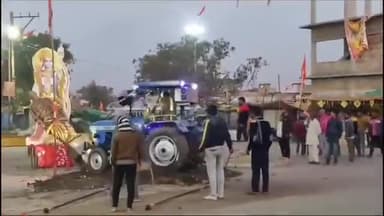 मामला मध्यप्रदेश के उज्जैन
भीम आर्मी ने सरदार पटेल की मूर्ति को ट्रैक्टर से गिरा दी. उस पर पत्थर मार रहे हैं, लाठियाँ