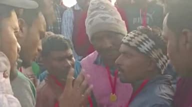 जलालगढ़: आज सौठा मैदान में पनखौवा बनाम जलालगढ़ के क्रिकेट टीम के बीच फाइनल मैच खेला गया।