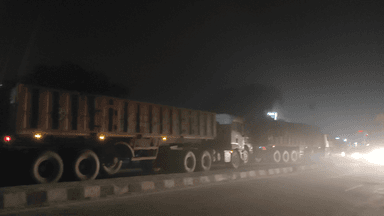 #गोलमाल_है_भाई #गोलमाल  
यह बिहटा का नहीं #बक्सर_गोलम्बर का नजारा है रात को उत्तर प्रदेश जाने वाली बालू लदी ट्रक है ।