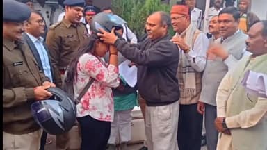 राजनांदगांव: यातायात कार्यालय में लर्निंग लाइसेंस शिविर के दौरान सांसद संतोष पांडे ने लर्निंग लाइसेंस व 50 लोगों को हेलमेट किए वितरित