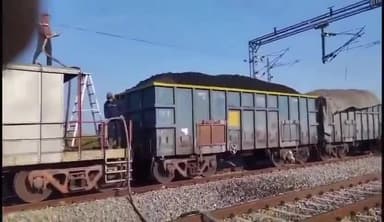 मारवाड़ जंक्शन: मारवाड़ जंक्शन रेलवे स्टेशन कोयले से भरे मालगाड़ी के वैगन में लगी आग गैंगमैन की तत्परता से टला हादसा