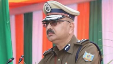 कांके: धुर्वा स्थित झारखंड पुलिस मुख्यालय में गणतंत्र दिवस के अवसर पर डीजीपी ने फहराया तिरंगा