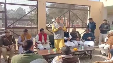 जुलाना: जुलाना कस्बे की परशुराम धर्मशाला में पहुंचे राई के विधायक मोहनलाल शर्मा ने जनसभा को संबोधित किया