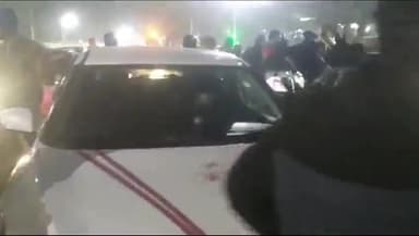 कानपुर: ग्रीन पार्क चौराहे पर तेज रफ्तार कार ने मारी ई रिक्शा में टक्कर,कई सवारियां घायल