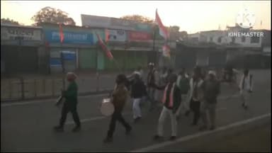 खुरई: ब्लाक कांग्रेस कमेटी के दर्जनों लोगों ने 75 वे गणतंत्र दिवस पर सुबह प्रभात फेरी निकाल कर झंडा चौक पर झंडा वंदन किया।