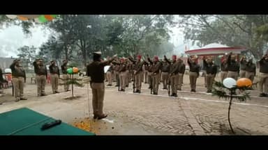 बदलापुर: सिंगरामऊ थाना प्रभारी ने फहराया झंडा, पुलिस कर्मियों को दिलाई संविधान की शपथ