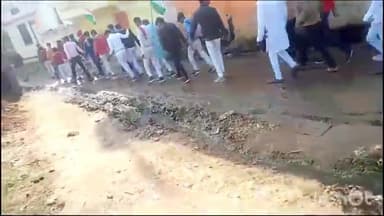 दिगौड़ा में तिरंगा यात्रा निकलने के दौरान छात्रों को हुई परेशानी, मुहल्ले मे महीनों से सड़क पर भरा है नालियों का गंदा पानी