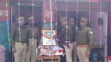 बदलापुर: घनश्यामपुर पुलिस चौकी पर चौकी प्रभारी ने फहराया झंडा, पुलिस कर्मियों को दिलाई संविधान की शपथ