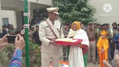 बगहा: वाल्मीकि नगर थानाध्यक्ष ने गणतंत्र दिवस के मौके पर महिलाओं को अंग वस्त्र देकर किया सम्मानित