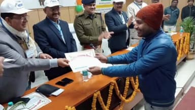 पुरनहिया: समाहरणालय संवाद कक्ष में उत्कृष्ट प्रदर्शन करने वाले बीएलओ को दिया गया प्रमाण - पत्र