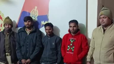 मिलक: मिलक :मिलक पुलिस ने 3 लोगों को नवदिया गाँव से जुआ खेलते  गिरफ्तार कर कोर्ट में पेश किया कोर्ट ने तीनों को जेल भेज दिया ।