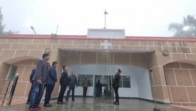 कन्नौज: जिलाधिकारी ने कलेक्ट्रेट में फहराया तिरंगा, कर्मियों को दिलाई शपथ।